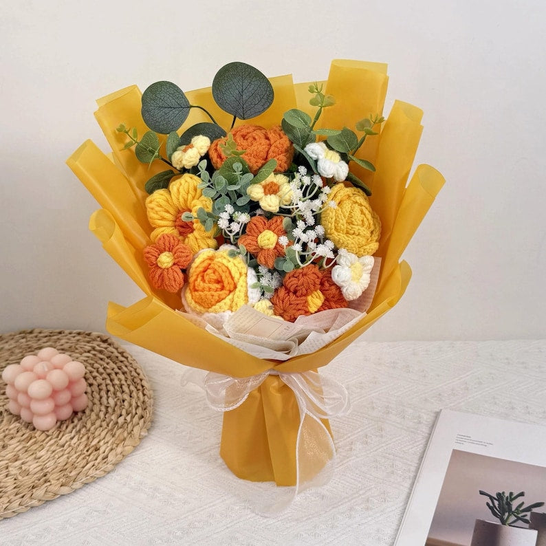Gehaakt rozenboeket van garen met accentbloemen en zacht groen, handgemaakt bloemstuk