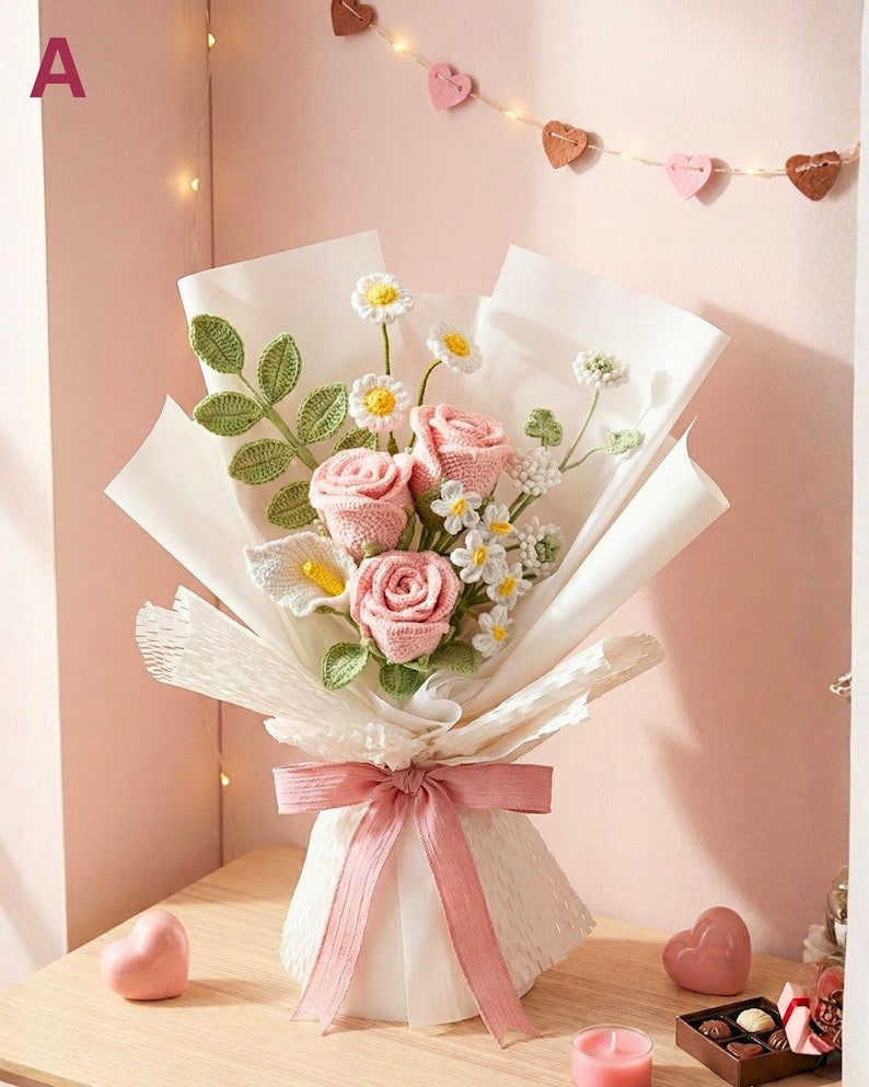 Roze gehaakt rozenboeket: handgemaakte bloemen in zachtroze tinten
