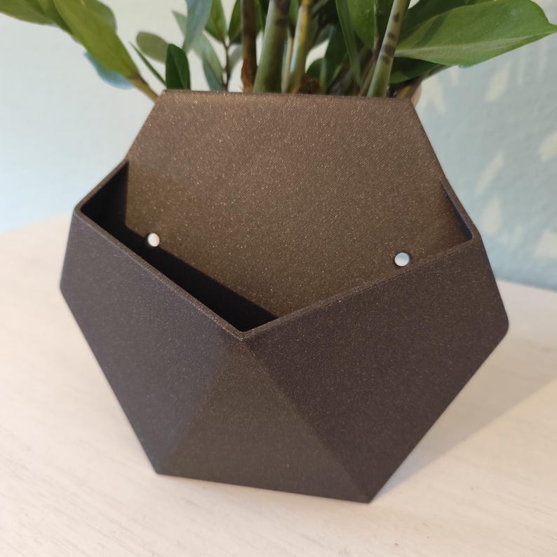 Hangende wandplantenbak met geometrisch ontwerp en 3D-geprinte matte afwerking