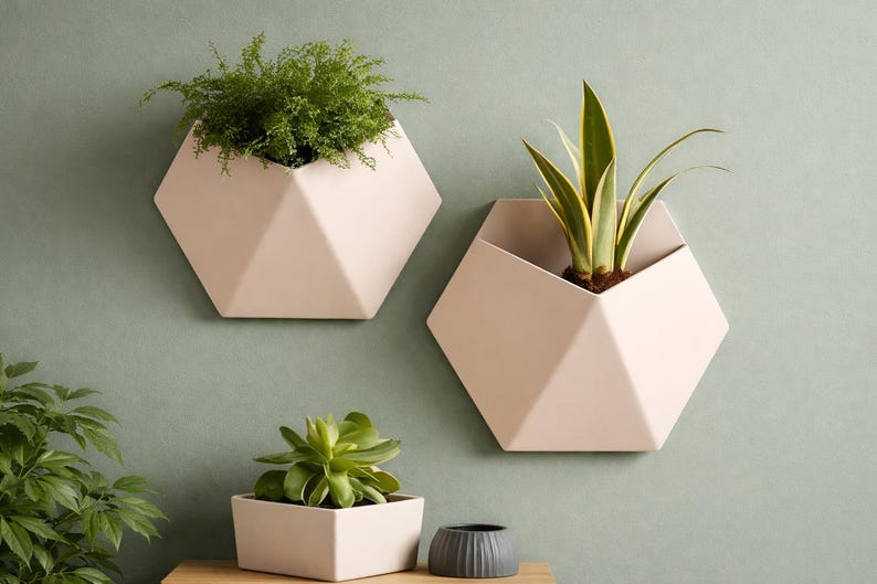 Hangende wandplantenbak met geometrisch ontwerp en 3D-geprinte matte afwerking