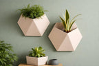 Hangende wandplantenbak met geometrisch ontwerp en 3D-geprinte matte afwerking