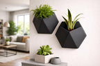Hangende wandplantenbak met geometrisch ontwerp en 3D-geprinte matte afwerking