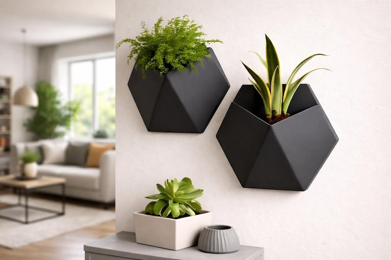 Hangende wandplantenbak met geometrisch ontwerp en 3D-geprinte matte afwerking