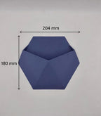 Hangende wandplantenbak met geometrisch ontwerp en 3D-geprinte matte afwerking