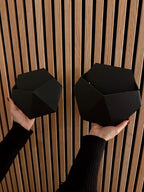 Hangende wandplantenbak met geometrisch ontwerp en 3D-geprinte matte afwerking