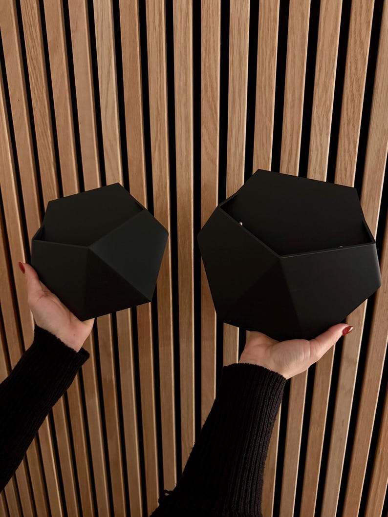 Hangende wandplantenbak met geometrisch ontwerp en 3D-geprinte matte afwerking