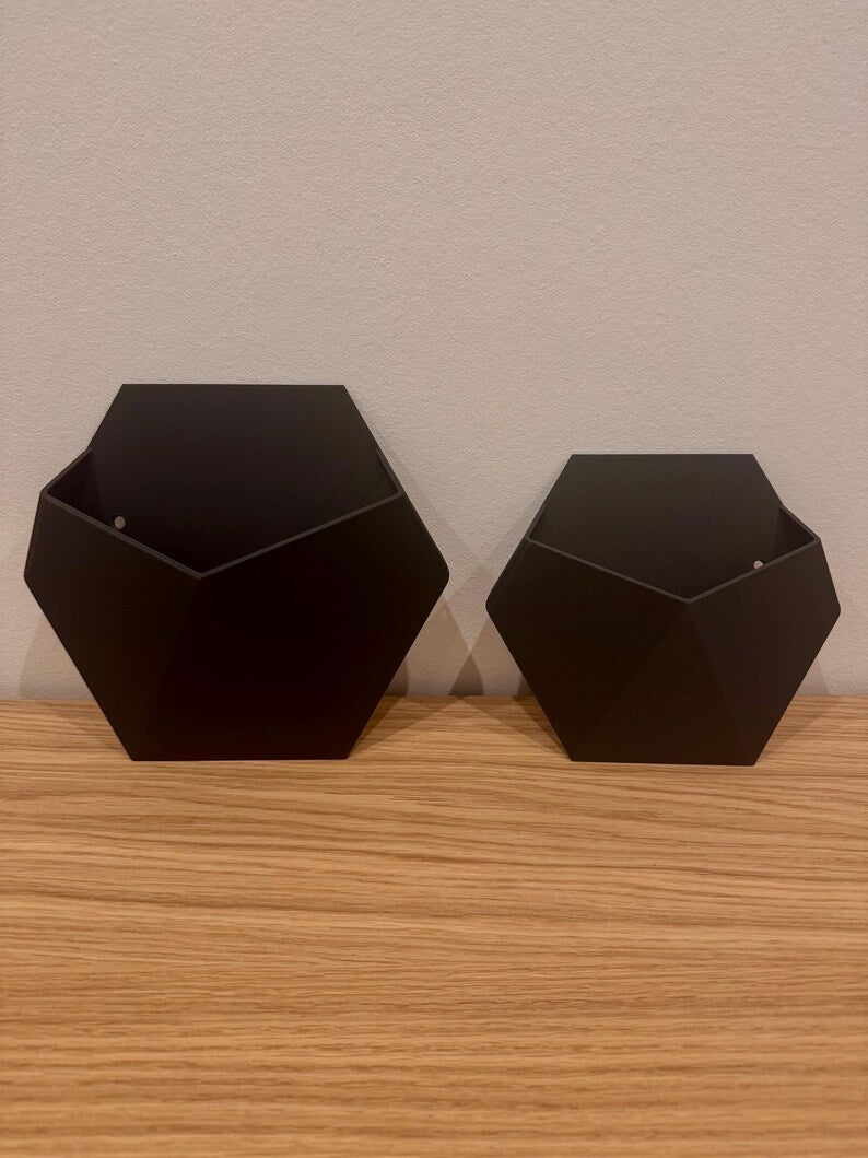 Hangende wandplantenbak met geometrisch ontwerp en 3D-geprinte matte afwerking