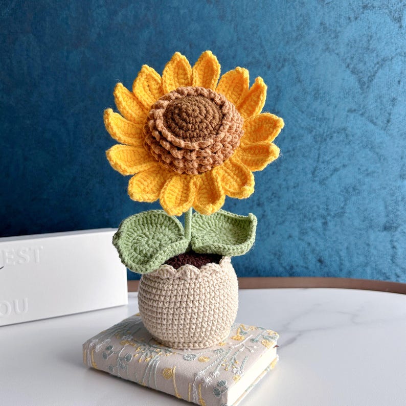 Handgemaakte gehaakte bloempot met zonnebloemmotief