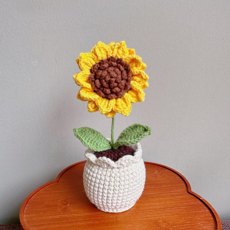 Handgemaakte gehaakte bloempot met zonnebloemmotief