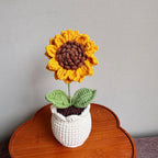 Handgemaakte gehaakte bloempot met zonnebloemmotief