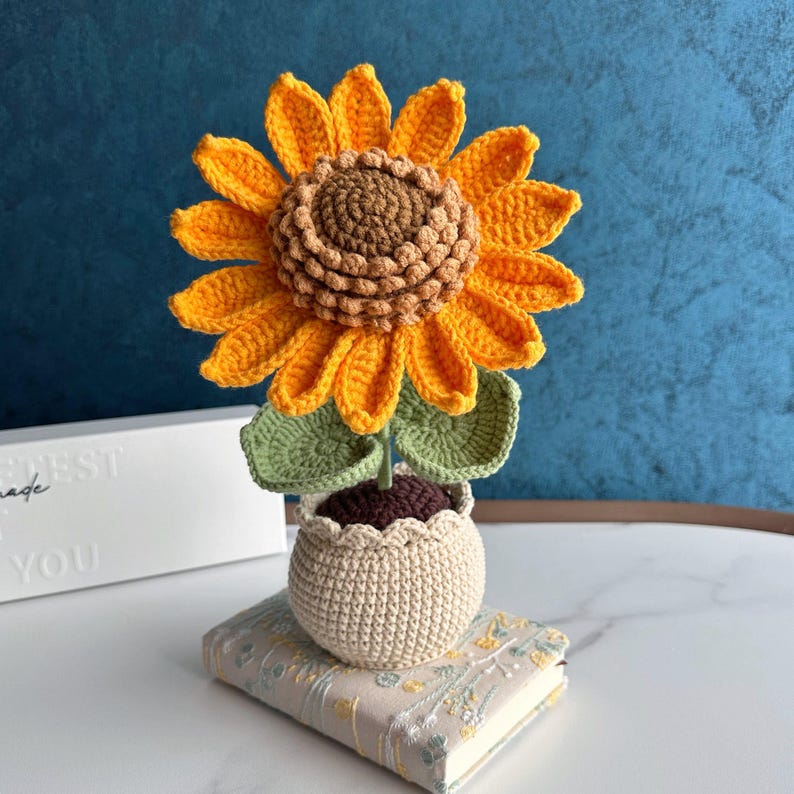 Handgemaakte gehaakte bloempot met zonnebloemmotief