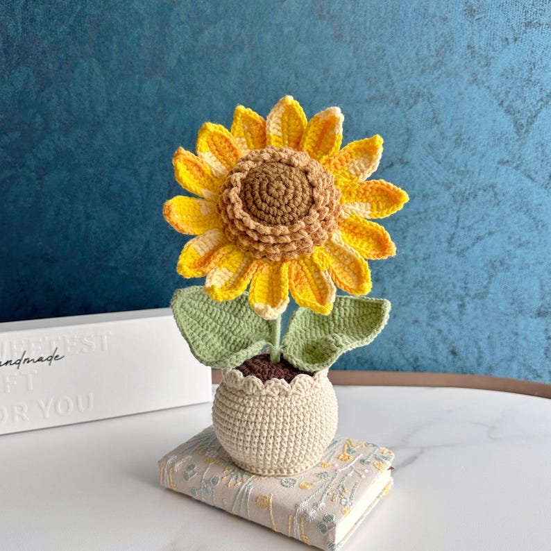 Handgemaakte gehaakte bloempot met zonnebloemmotief