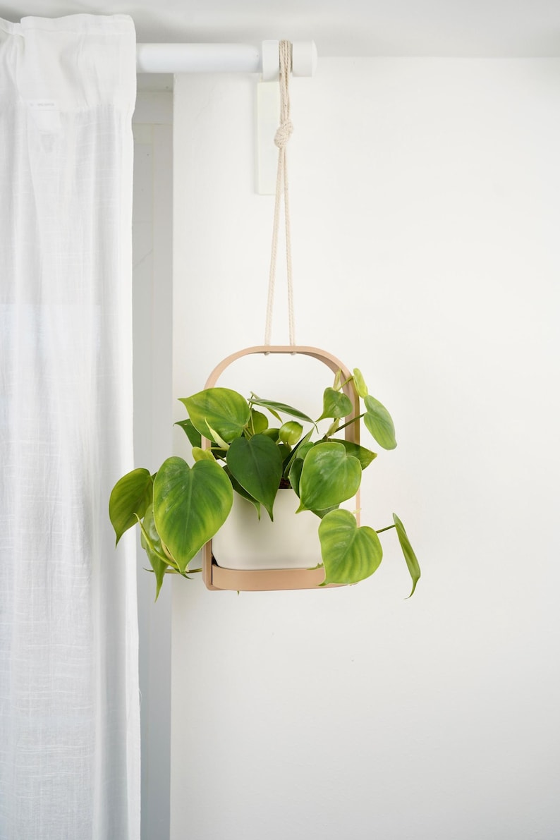 Hangende plantenbak met geïntegreerde lekbak en draagframe voor binnenshuis