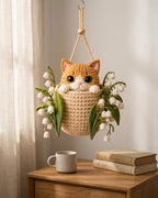 Gehaakte kattenwanddecoratie met hangmand en lelietje-van-dalenbloemen