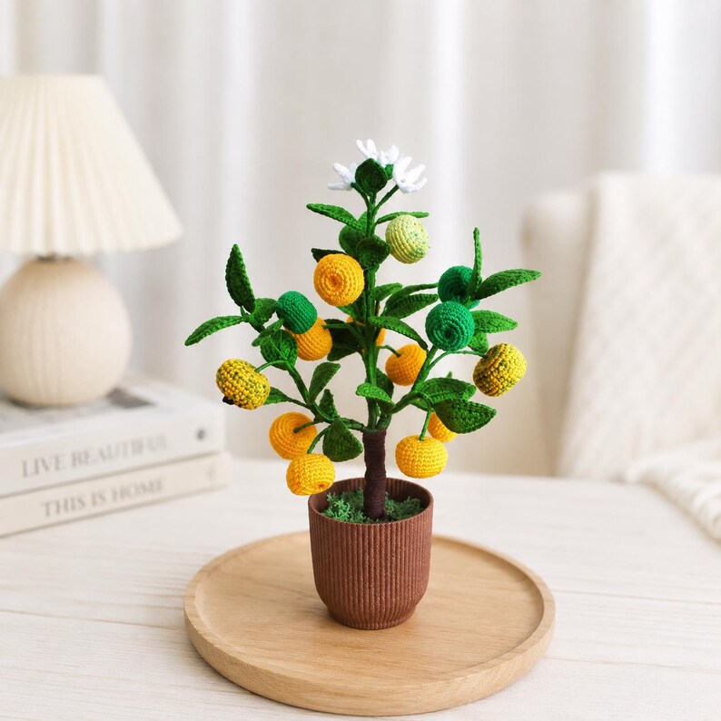 Gehaakte mandarijnboom met gelaagde bladeren en witte bloesem voor plankdecoratie