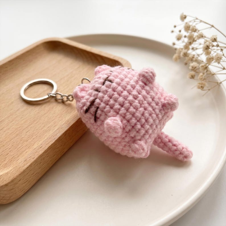 Handgemaakte gehaakte kattensleutelhanger met bloem en gestreepte kat als tasbedel
