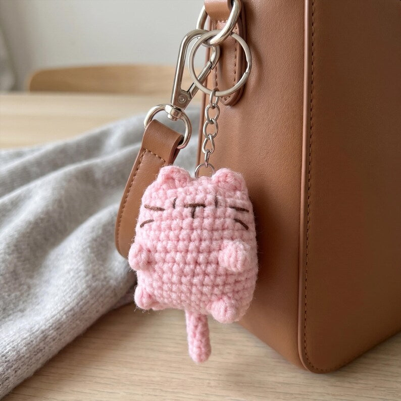 Handgemaakte gehaakte kattensleutelhanger met bloem en gestreepte kat als tasbedel