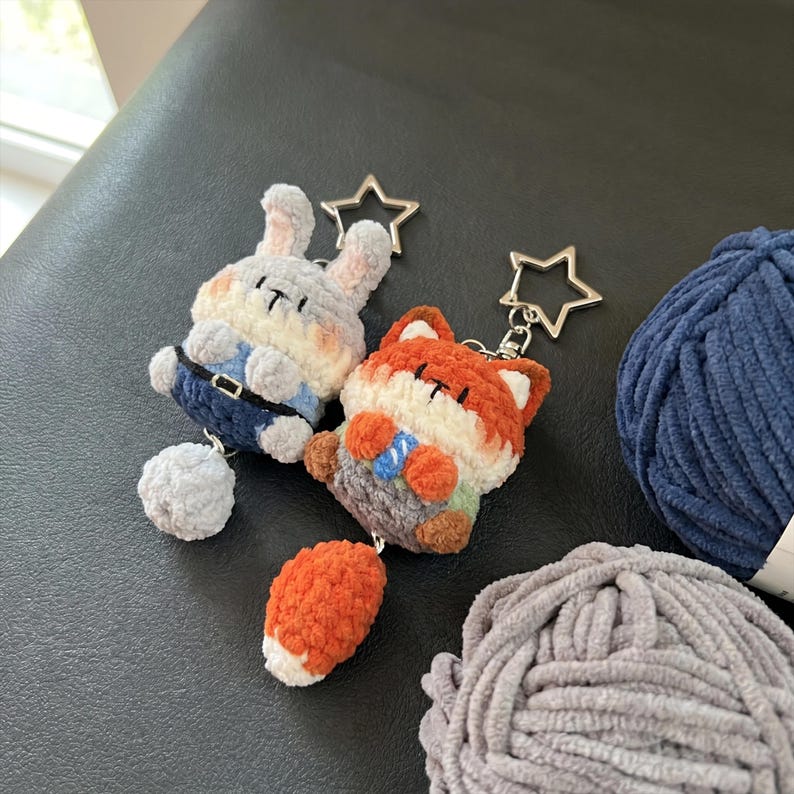 Handgemaakte gehaakte kattensleutelhanger met bloem en gestreepte kat als tasbedel