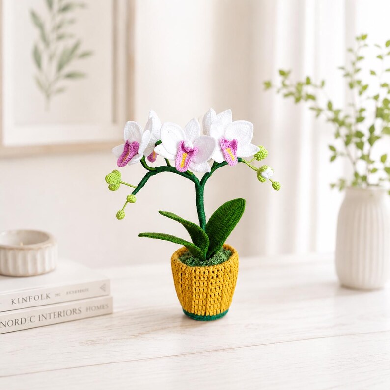 Gehaakte witte orchideeplant in mosterdgele pot, bloemendecor voor woonkamer en kantoor