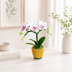 Gehaakte witte orchideeplant in mosterdgele pot, bloemendecor voor woonkamer en kantoor