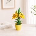 Gehaakte lelieplant in gele pot, handgemaakt botanisch decor met goudgele bloemen
