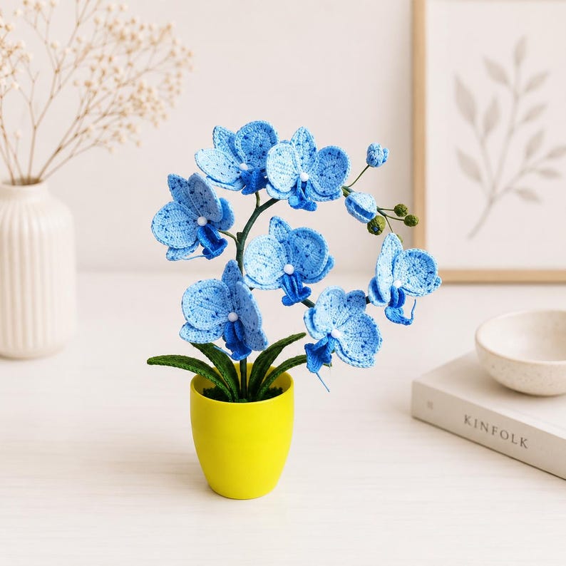 Gehaakte orchideeplant in gele pot, blauw bloemdecor van acrylgaren