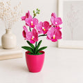 Gehaakt bloemdecor roze orchidee met gebogen stelen en groene bladeren in pot