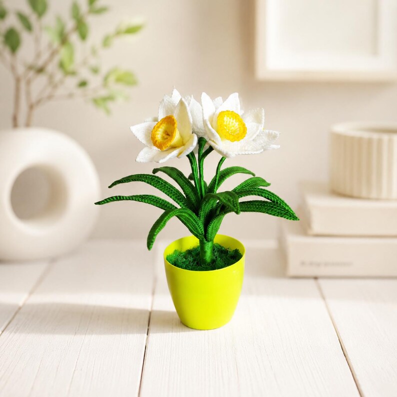 Gehaakte narcisbloem van acrylgaren met trompetcentrum, lentebloemdecoratie in een pot