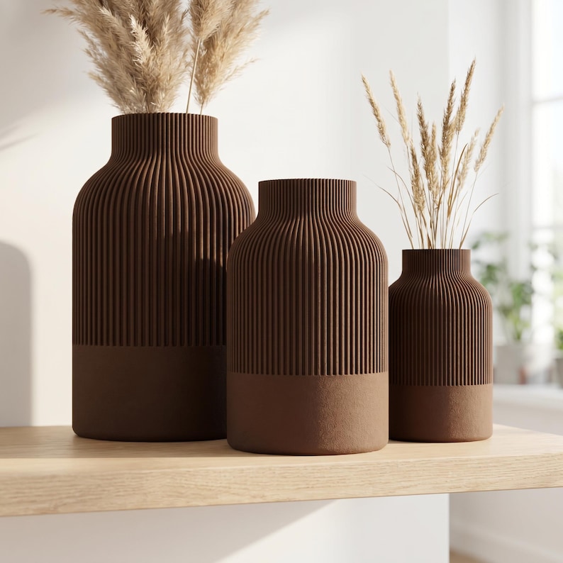 Geribbelde decoratieve vaas met zachte matte textuur voor gedroogde bloemen en pampasgras