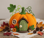 Gehaakt pompoenhuisje als decoratie met deur, raam, klimplanten, paddenstoelen en bladaccenten