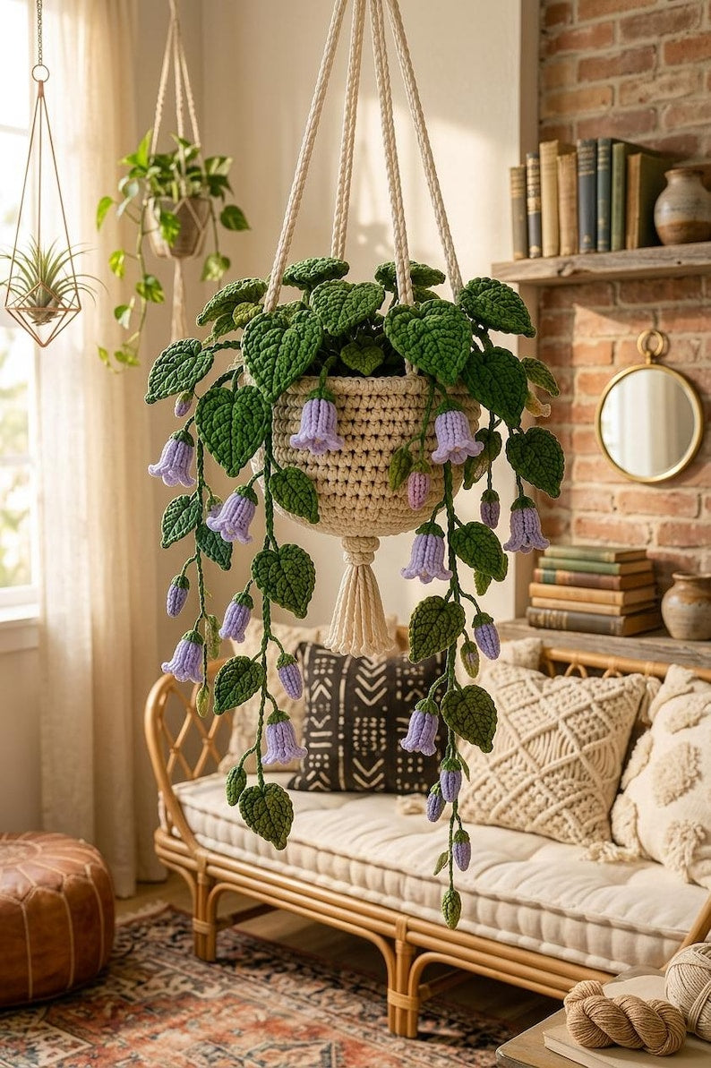 Handgemaakte gehaakte hangplant met paarse klokjesbloemen en macramé hanger