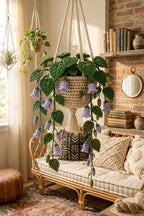Handgemaakte gehaakte hangplant met paarse klokjesbloemen en macramé hanger