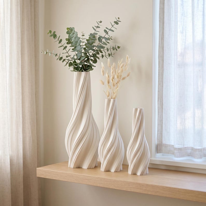 Gedraaide spiraalvaas van 3D-geprint PLA met sculpturale ribben en matte afwerking