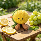 Handgemaakte gehaakte fruitknuffel van pluche chenillegaren met lachend gezichtje en kleine beentjes