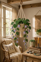 Handgemaakte gehaakte hangplant met paarse klokjesbloemen en macramé hanger