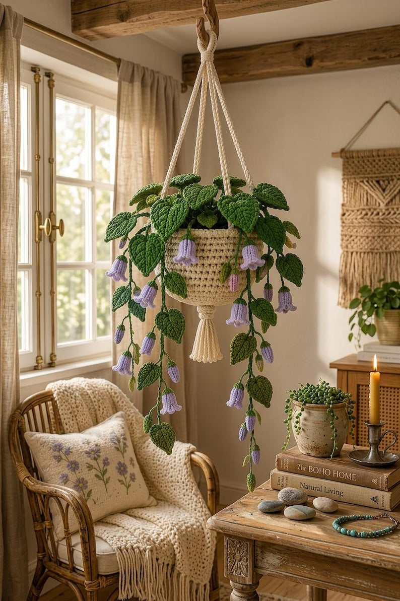 Handgemaakte gehaakte hangplant met paarse klokjesbloemen en macramé hanger