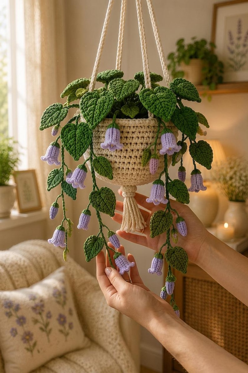 Handgemaakte gehaakte hangplant met paarse klokjesbloemen en macramé hanger