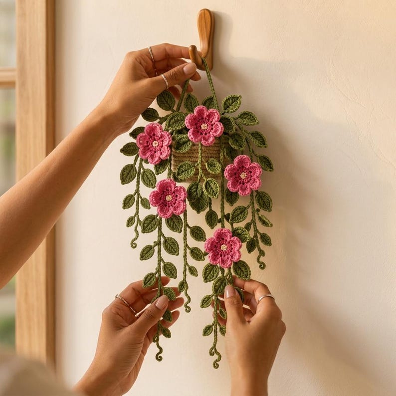 Gehaakte hangende bloemenwanddecoratie van katoengaren met bladeren en ranken