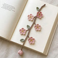 Gehaakte bloemenboekenlegger met zonnebloem- en madeliefjesmotief