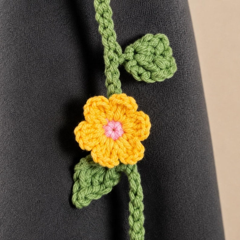 Handgemaakte gehaakte bloemgordijnhouder met bloemenrank en bladdetails