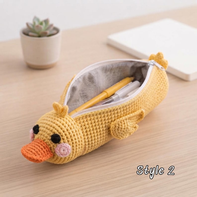 Gehaakt etui in de vorm van een eendje met ritssluiting van garen