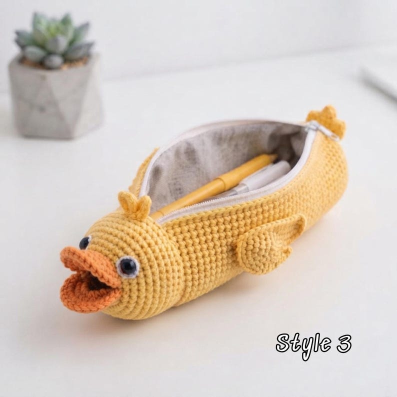 Gehaakt etui in de vorm van een eendje met ritssluiting van garen