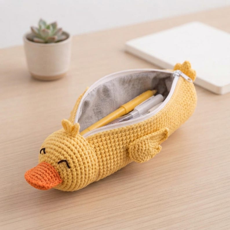 Gehaakt etui in de vorm van een eendje met ritssluiting van garen