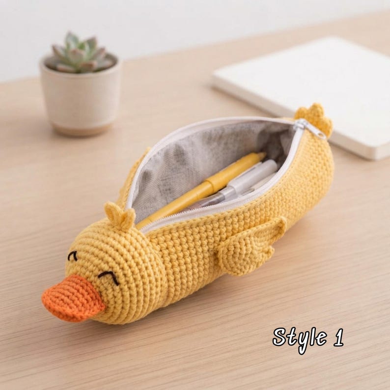 Gehaakt etui in de vorm van een eendje met ritssluiting van garen