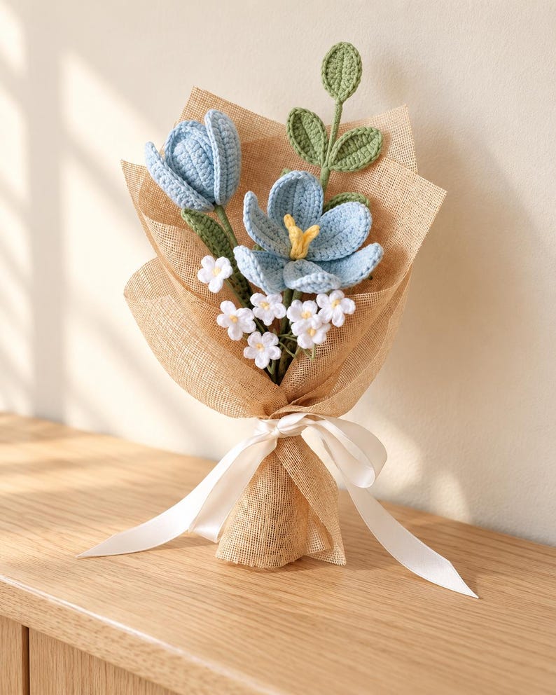 Mini-boeketje van handgemaakte gehaakte bloemen van zacht garen