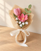 Mini-boeketje van handgemaakte gehaakte bloemen van zacht garen
