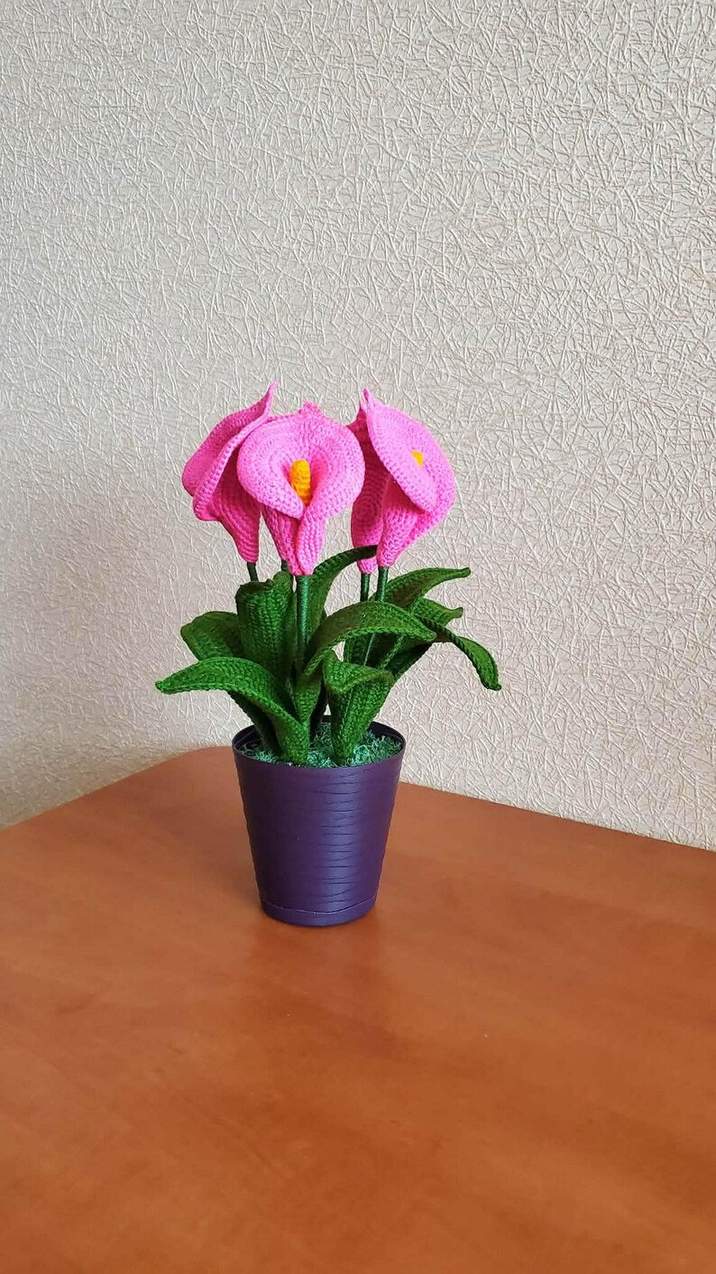 Gehaakte calla lelie bloem met decoratieve pot, handgemaakt bloemstuk van acrylgaren