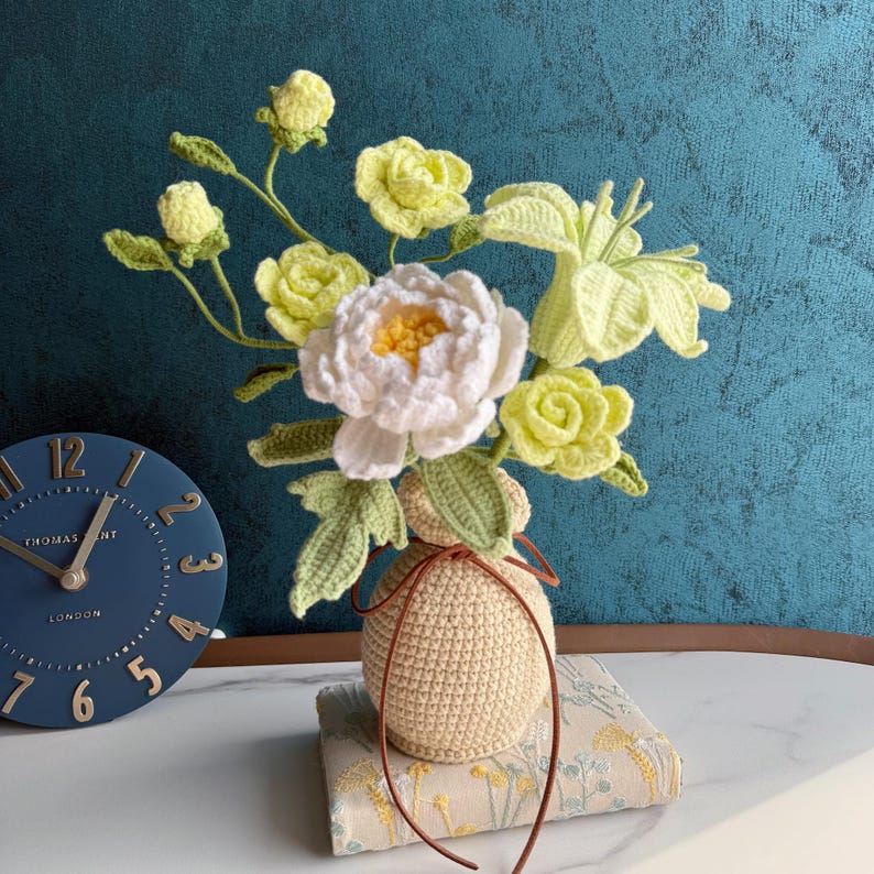 Gehaakt bloemenboeket met groene lelies, rozen en tulpen