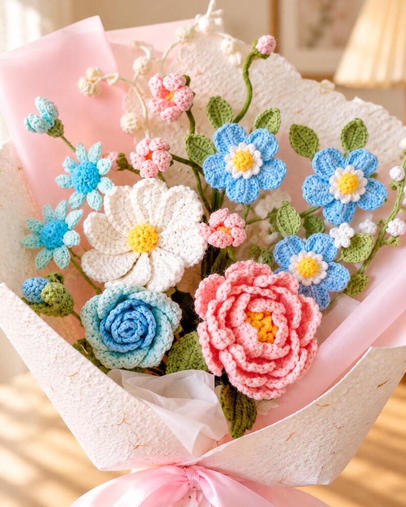 Pastelkleurig gehaakt bloemenboeket met blauwe en roze rozen en madeliefjes