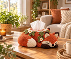 Gehaakte tissueboxhoes in de vorm van een slapende kleine vos, ambachtelijk textieldecor